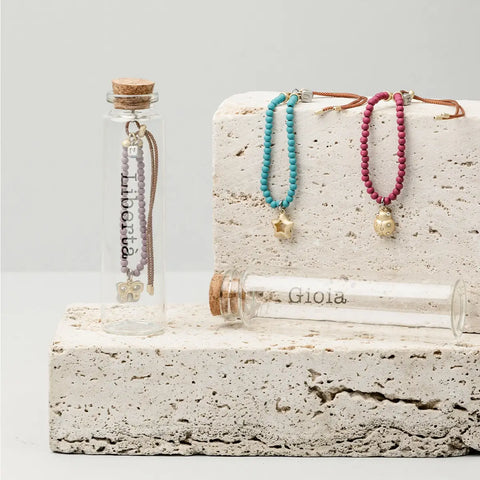 Bracciale con perline ceramiche e pendente farfalla