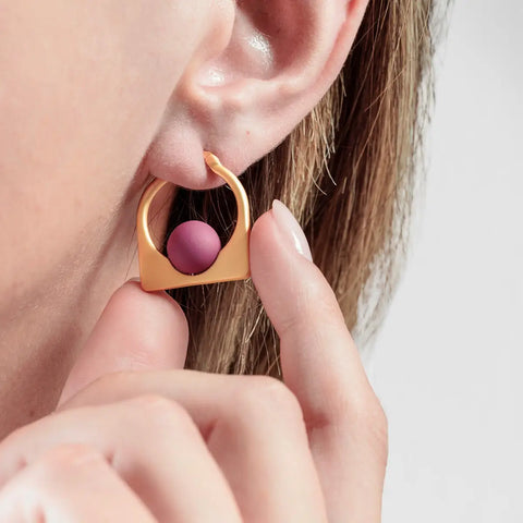 Orecchini con sfera colorata