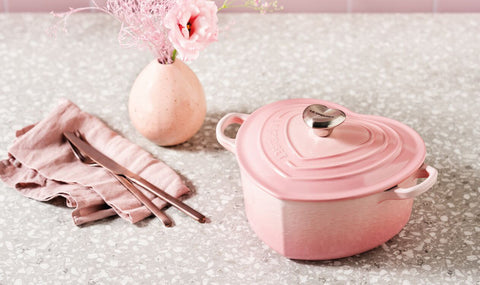 Cocotte a cuore in ghisa vetrificata con pomolo a cuore rosa (shell pink) cm20 Le Creuset