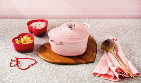 Cocotte a cuore in ghisa vetrificata con pomolo a cuore rosa (shell pink) cm20 Le Creuset