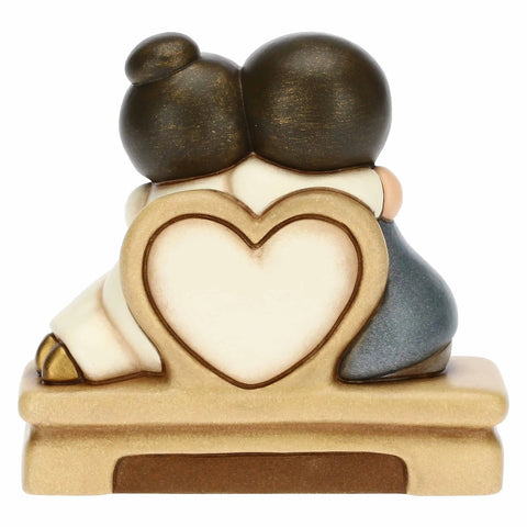 Coppia sposini abbracciati seduti grandi Thun