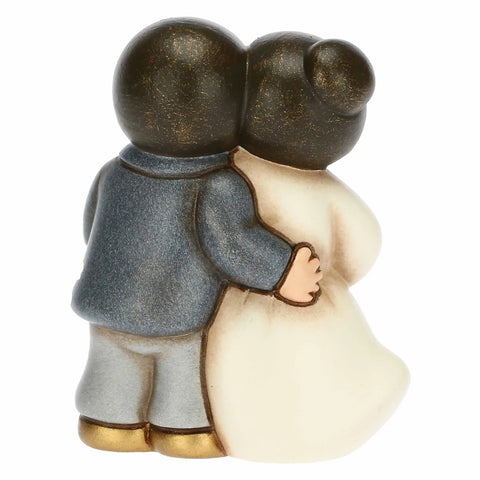 Coppia sposini abbracciati seduti piccoli Thun