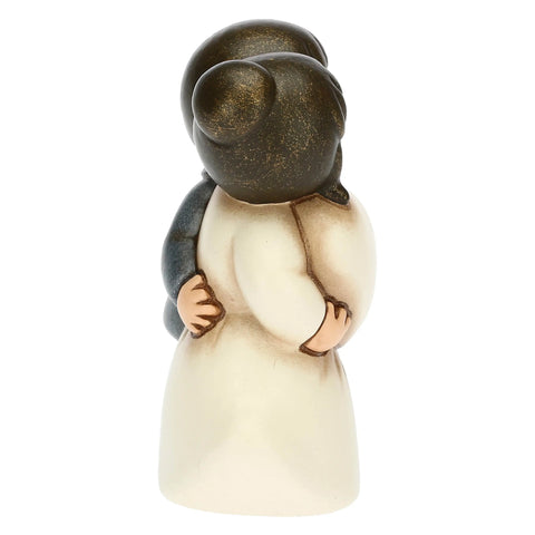 Coppia sposini abbracciati seduti piccoli Thun