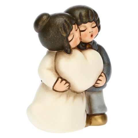 Coppia sposini abbracciati seduti piccoli Thun