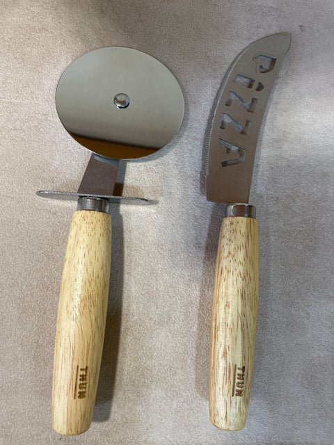 Set tagliere in legno e 2 taglia pizza Acqua e Farina Thun