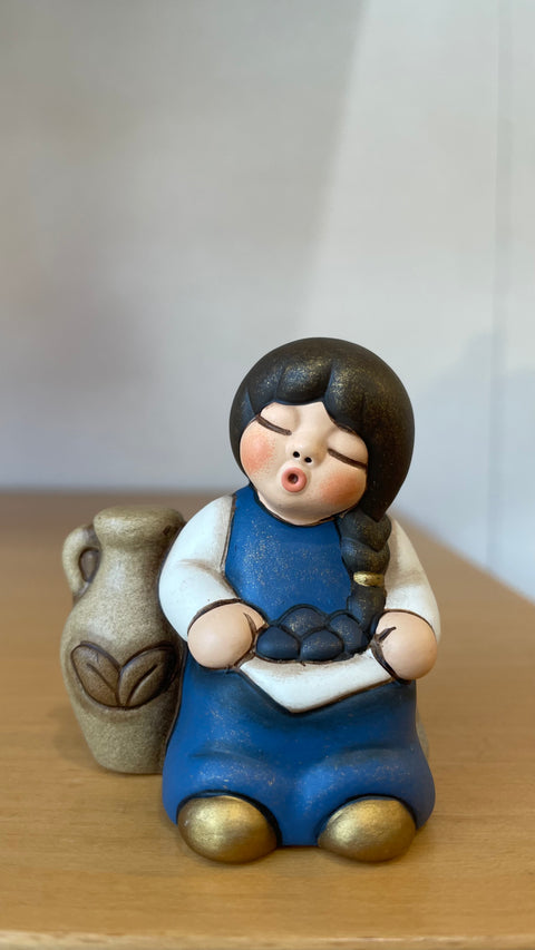 Bimba con olive in ceramica Presepe Classico, Blu Thun