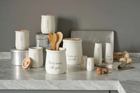 Acetiera, Gli Onesti la porcellana bianca