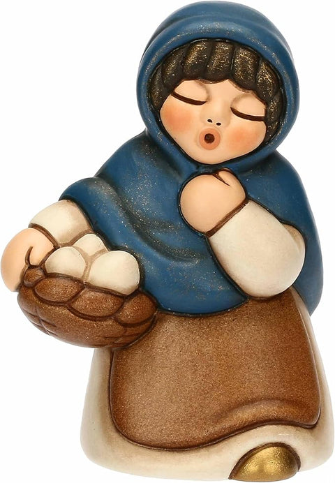 Donna con cesto di uova in ceramica BLU