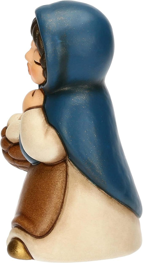 Donna con cesto di uova in ceramica BLU