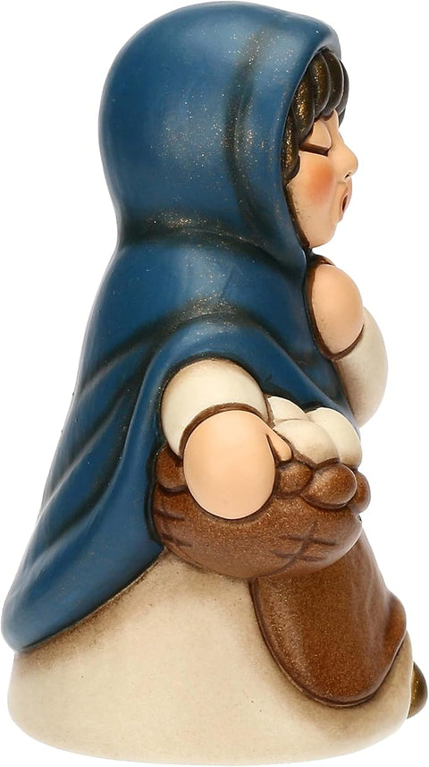 Donna con cesto di uova in ceramica BLU