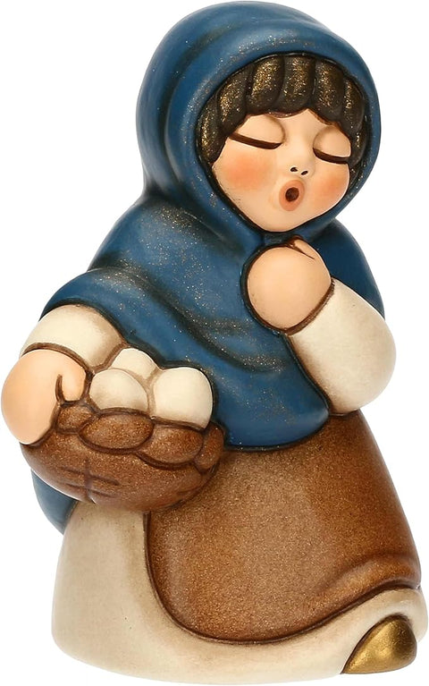 Donna con cesto di uova in ceramica BLU