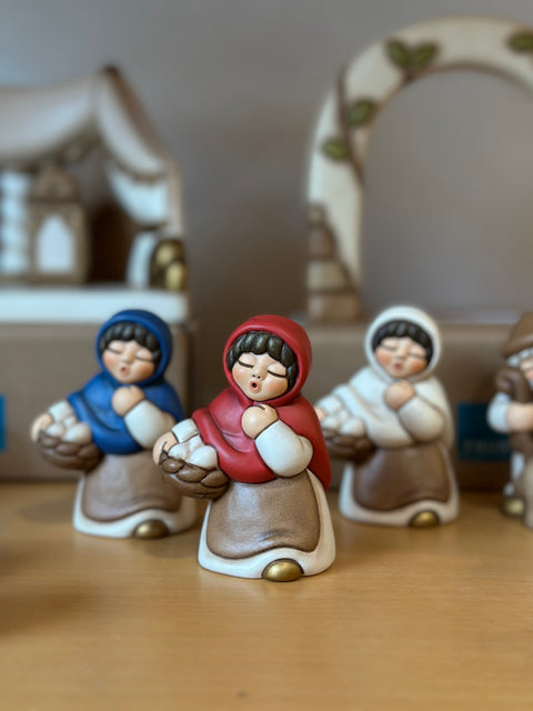 Donna con cesto di uova in ceramica BIANCO