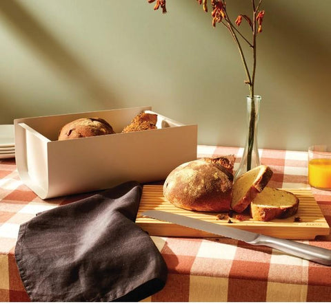 Mattina cassetta per pane grigio caldo