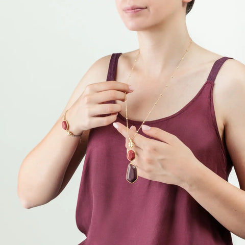 Collana con pietre ceramiche e quadrifoglio