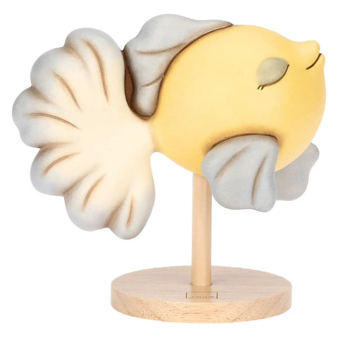 Pesce giallo e blu su piedistallo