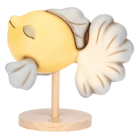 Pesce giallo e blu su piedistallo