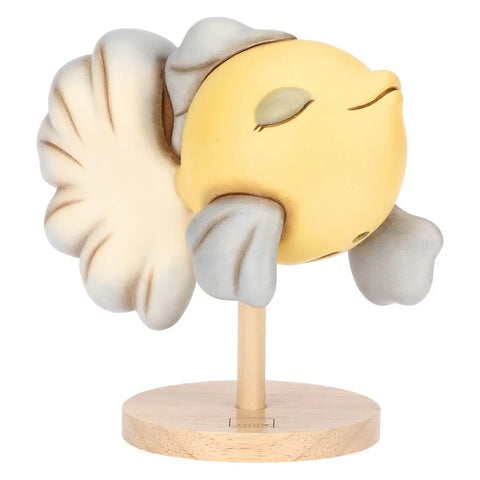 Pesce giallo e blu su piedistallo