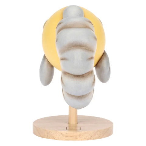 Pesce giallo e blu su piedistallo