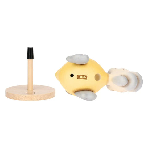 Pesce giallo e blu su piedistallo