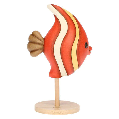 Pesce rosso e giallo su piedistallo