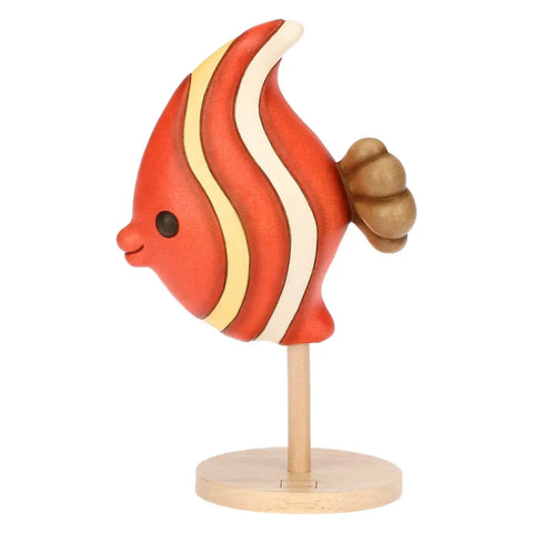 Pesce rosso e giallo su piedistallo