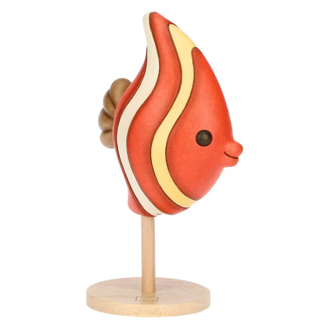 Pesce rosso e giallo su piedistallo