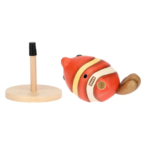 Pesce rosso e giallo su piedistallo