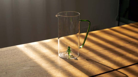 Caraffa in vetro borosilicato con decoro in vetro colorato all'interno figura AlberO WD