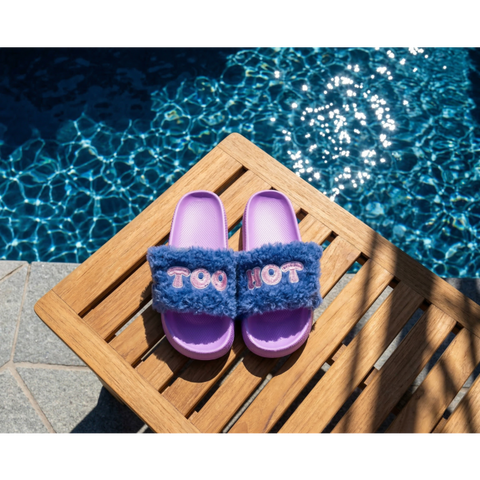 Ciabatte con strap. Decorazione "Too hot". Taglia L/M WD