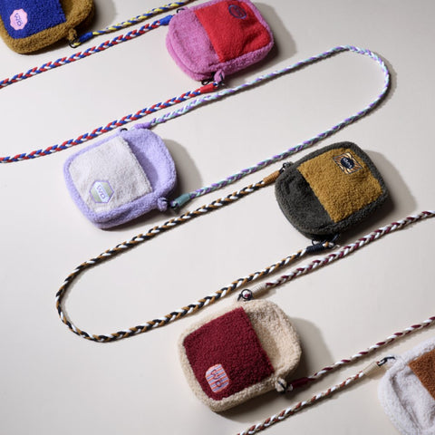 Borsa a tracolla in tessuto effetto bouclé. Colori BIANCO E NERO WD